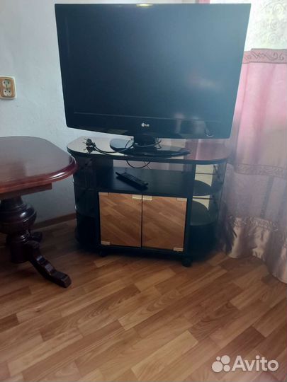 Стеклянная тумба под тв