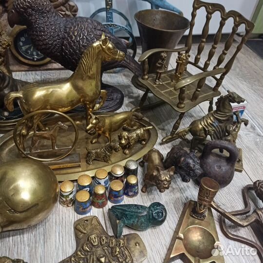 Статуэтки из бронзы, много