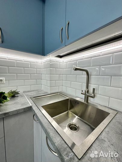 Угловая кухня под потолок на заказ