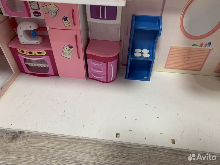 Большой кукольный домик с мебелью