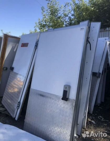 Холодильная дверь бу / дверь откатная бу