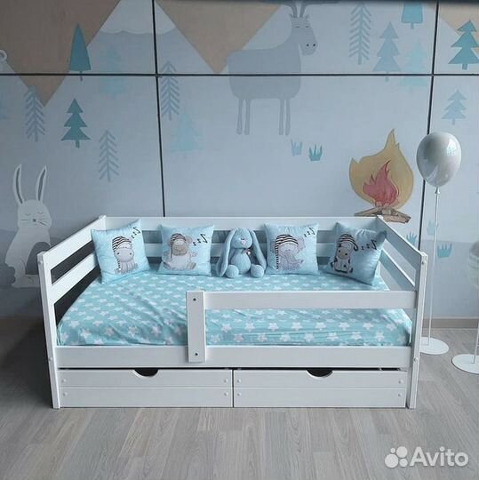 Кроватка с бортиком софа эко из массива для малыша