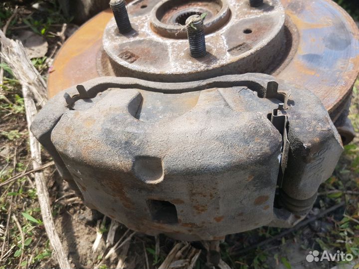 Суппорт передний левый правый Митсубиси Лансер 9