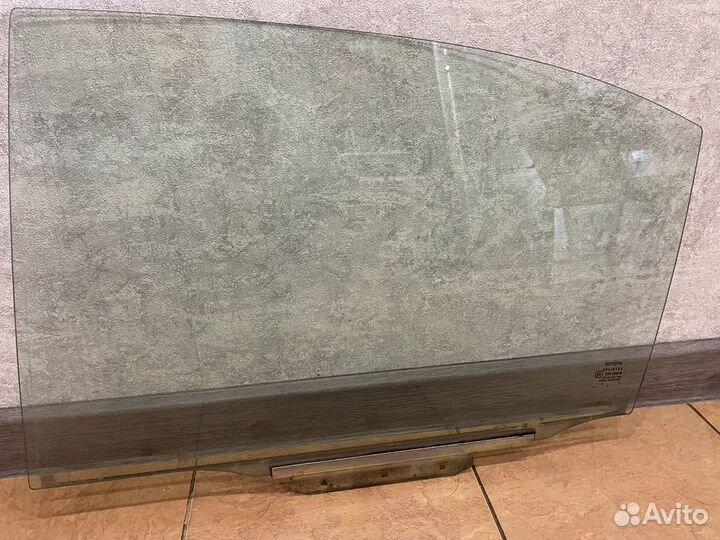 Стекло задней левой двери Avensis оригинал