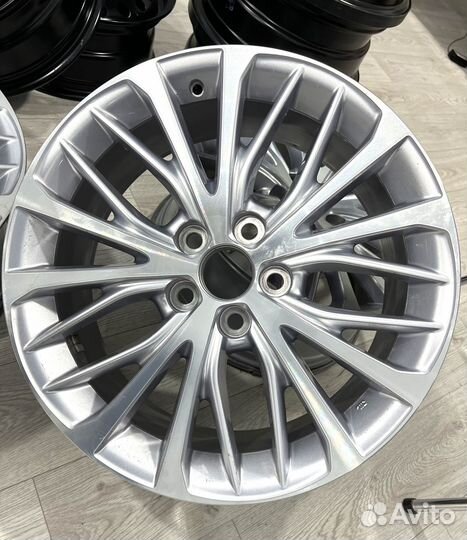 Диски оригинальные на Toyota Camry v70 - б/у
