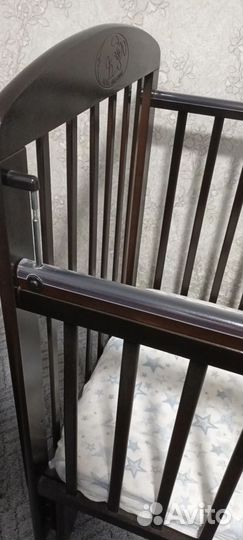 Детская кроватка с маятником