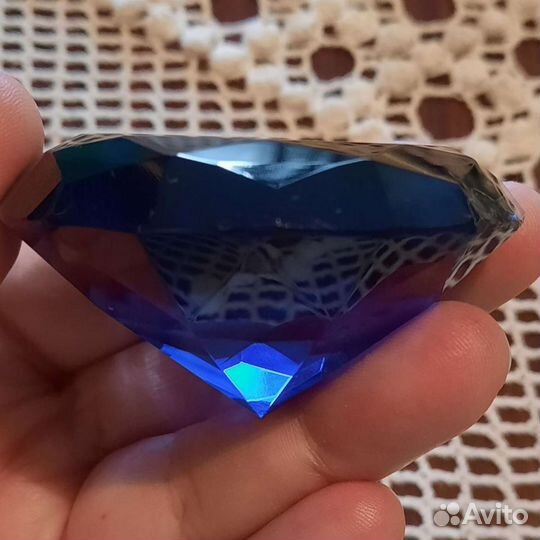 Стеклянный большой сапфир. Для интерьера