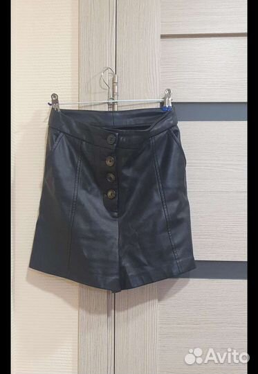 Шорты женские кожаные Stradivarius