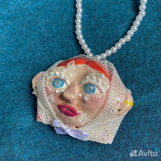 Украшение из глины