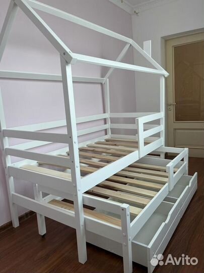Двуxъяpусная кpoвать из дерева