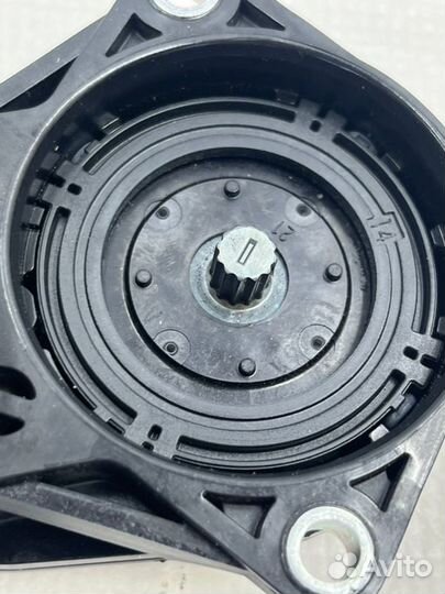 Моторчик стояночного тормоза задний Toyota Camry