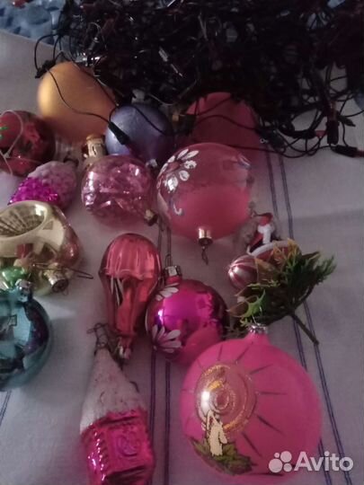 Елочные игрушки и гирлянда