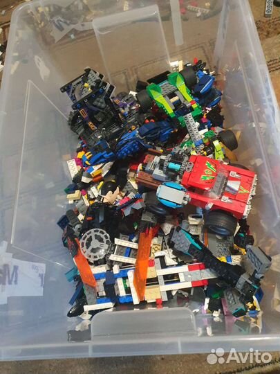 Большая коробка оригинального лего