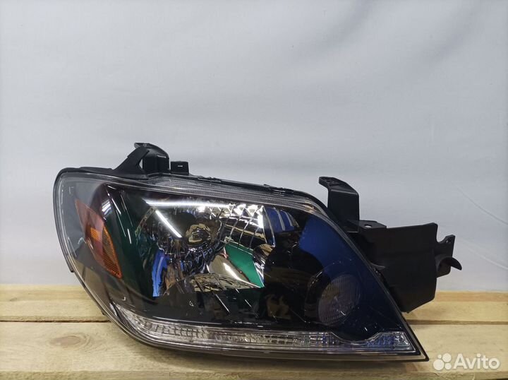 Фара правая Mitsubishi Outlander 1 2003-2008