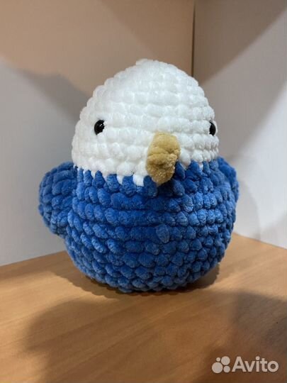 Вязаныая игрушка попугайчик