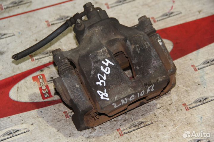 Суппорт перед лево c Toyota Isis ZNM10G 1ZZ-FE