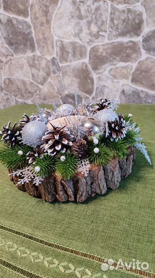 Новогодняя композиция на спиле дуба