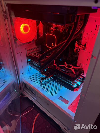 Игровой компьютер с монитором и клавиатурой