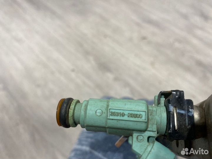 Рампа топливная с форсунками Hyundai Solaris седан