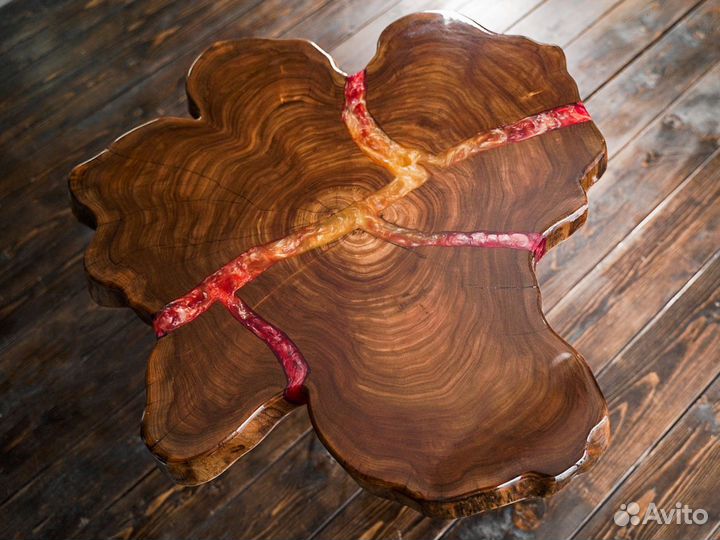 Журнальный столик из массива вяза и смолы