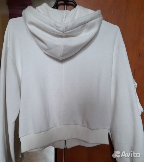 Продам белую новую мастерку фирмы bebe