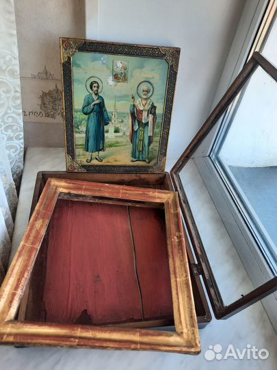 Старинная икона в киоте 