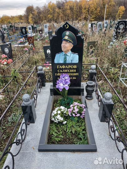 Памятники с цветным изображением