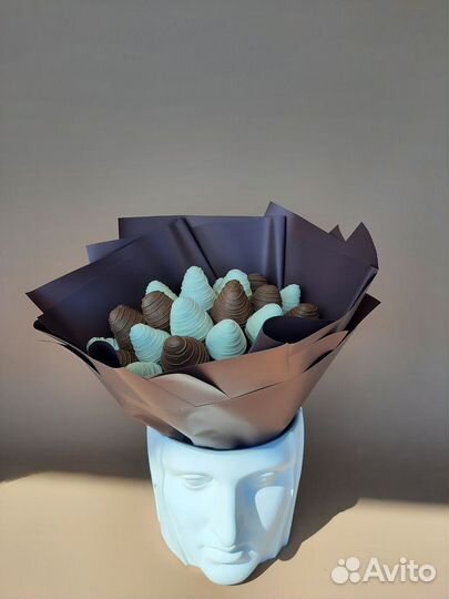 Сладкий букет из клубники в шоколаде