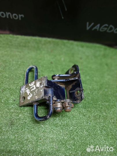 Петля задней правой двери skoda octavia