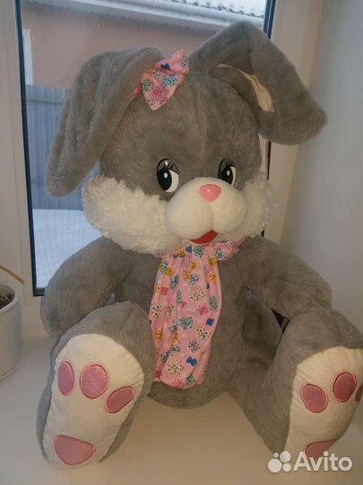 Большой плюшевый заяц