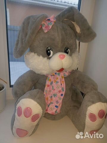 Большой плюшевый заяц