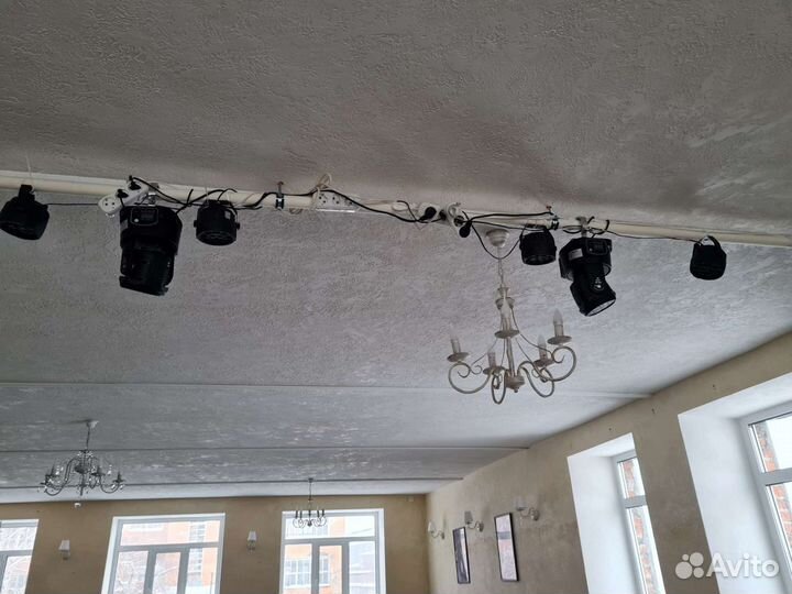 Музыкальный аппарат и свет(2 колонки,2 стойки пуль