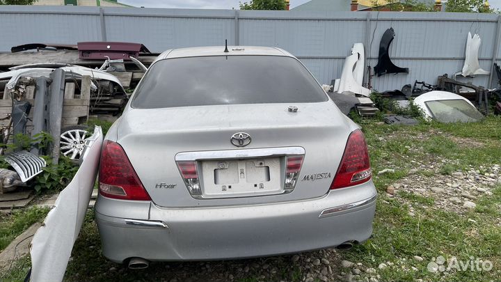 Крышка багажника toyota Crown Majesta