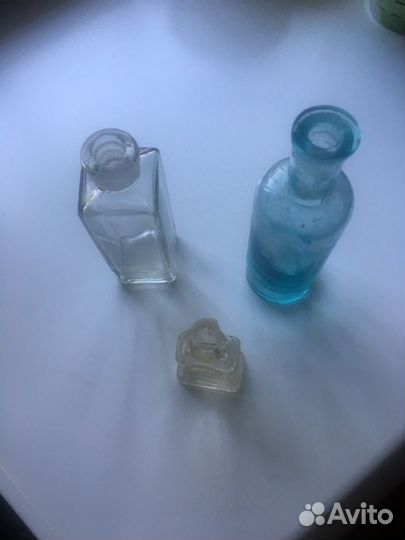 Старинные стекленные флаконы
