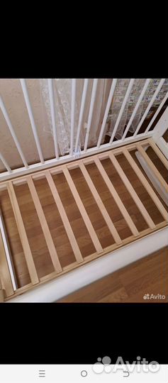 Детская кроватка с маятником