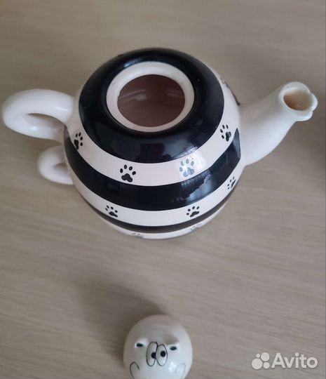 Заварочный чайник и молочник