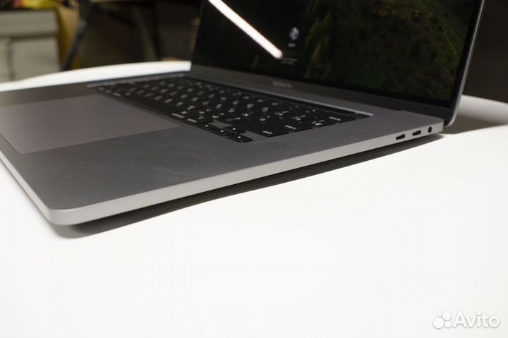 MacBook Pro 16 (2019) 16gb/512 гб Core i7 как new