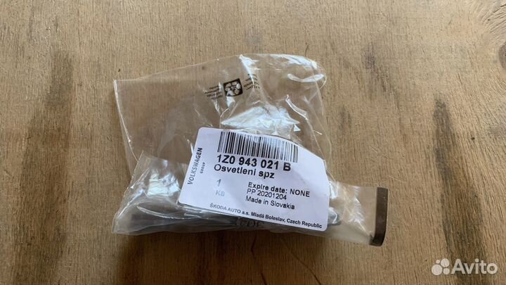 Фонарь освещения номерного знака skoda