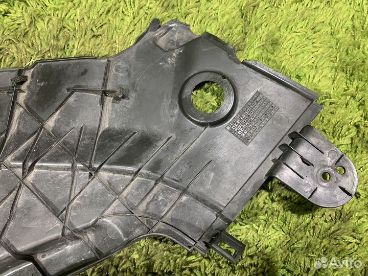 Пластик подкапотный правая часть Toyota Avensis 2