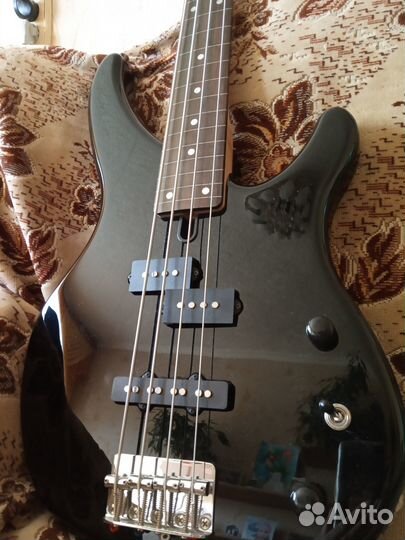 Безладовая бас-гитара Yamaha trbx 174