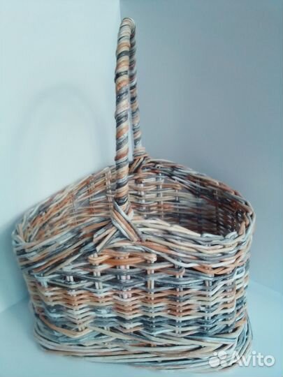 Корзина плетеная из бумажной лозы