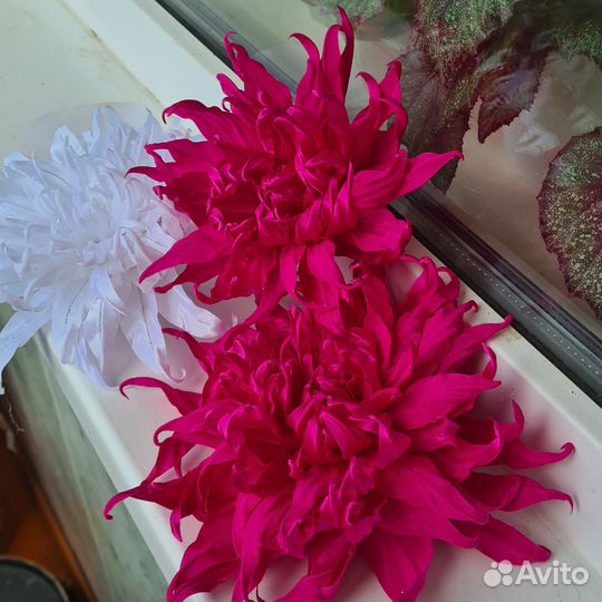 Брошь цветок из шелковой ткани.Ручная работа