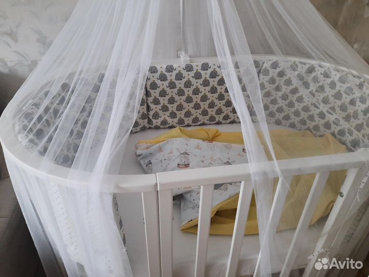 Детская кроватка с маятником