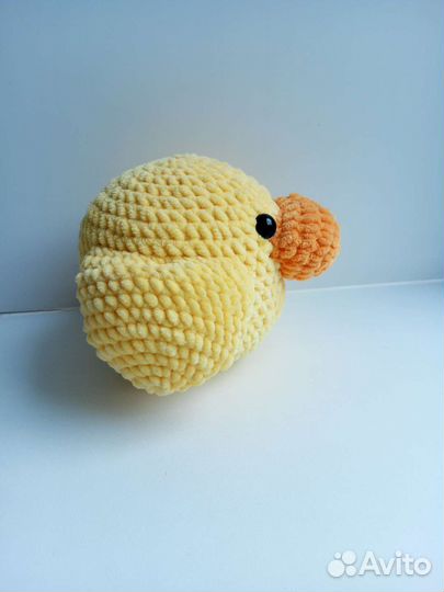 Игрушка утёнок вязаная для детей