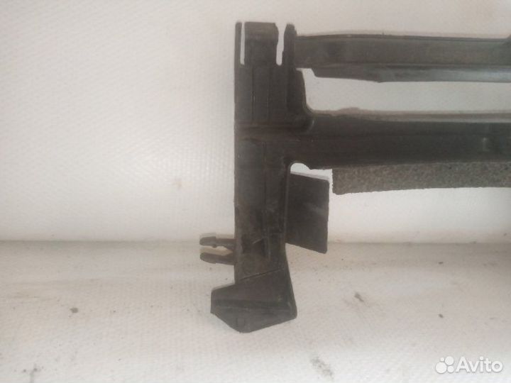 Дефлектор радиатора передний левый Toyota Rav4 4