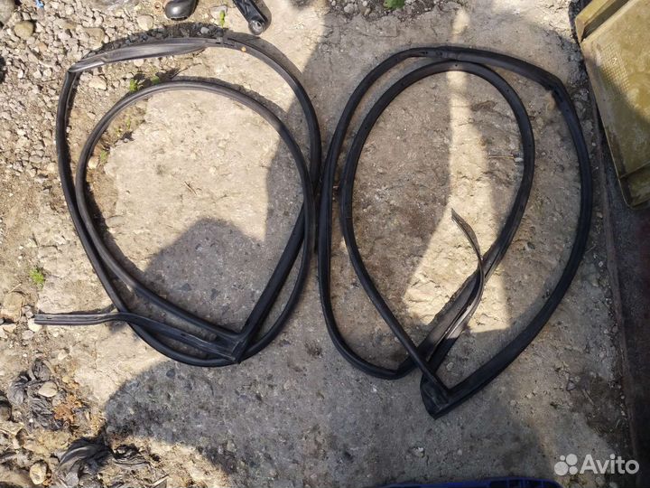 Уплотнитель двери задний лев.пр. Kia Rio 3