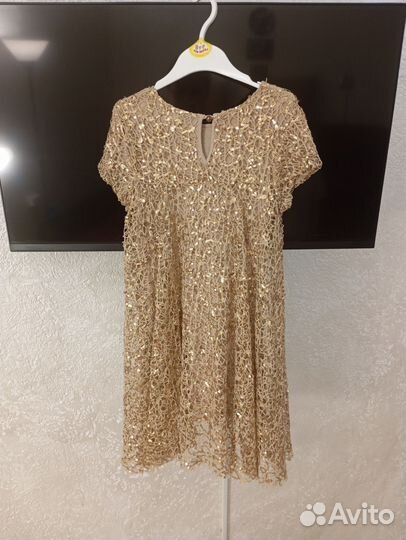 Платье в золотых пайетках. На год змеи