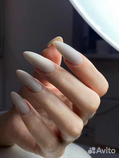 Модель на маникюр с покрытием гель лак френч