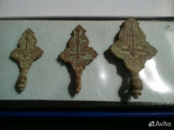 Коллекцию старинных крестиков