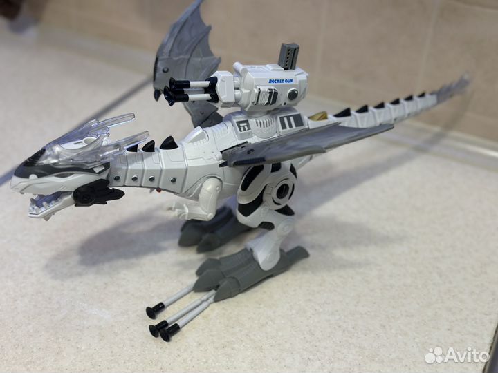 Динозавр, дракон дышит паром